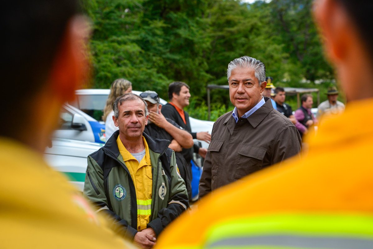 Rolo_Figueroa's tweet photo. LA PROVINCIA COLABORA CON MÁS BRIGADISTAS Y VEHÍCULOS PARA CHUBUT

Desde la Ruta de Siete Lagos despedimos a nuestros brigadistas que viajan a Chubut. La solidaridad entre las provincias patagónicas es indiscutible: acompañarnos, estar presentes y defender la vida y nuestros bosques.

Para proteger nuestra provincia reafirmamos que está prohibido hacer fuego en Neuquén en lugares no habilitados. Ante una temporada con múltiples focos en nuestra provincia, el trabajo de las brigadas demuestra un Estado que previene, actúa rápidamente y cuida lo más valioso que tenemos.