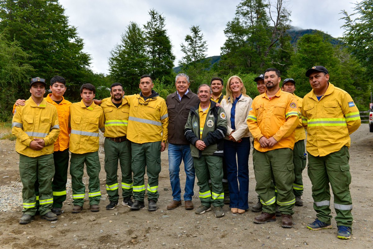 Rolo_Figueroa's tweet photo. LA PROVINCIA COLABORA CON MÁS BRIGADISTAS Y VEHÍCULOS PARA CHUBUT

Desde la Ruta de Siete Lagos despedimos a nuestros brigadistas que viajan a Chubut. La solidaridad entre las provincias patagónicas es indiscutible: acompañarnos, estar presentes y defender la vida y nuestros bosques.

Para proteger nuestra provincia reafirmamos que está prohibido hacer fuego en Neuquén en lugares no habilitados. Ante una temporada con múltiples focos en nuestra provincia, el trabajo de las brigadas demuestra un Estado que previene, actúa rápidamente y cuida lo más valioso que tenemos.