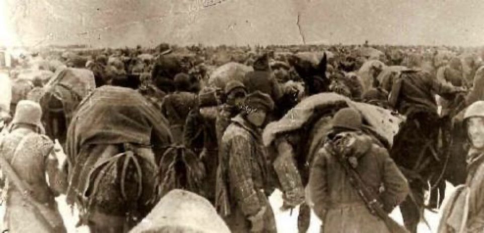 ANPIRomaPosti's tweet photo. “La luna correva fra le nubi; non c’erano più le cose, non c’erano più gli uomini, ma solo il lamento degli uomini”
#MarioRigoniStern
Il #17gennaio 1943 proseguiva il ripiegamento dell'#ARMIR.In 10 giorni i soldati percorsero 120km a piedi in condizioni climatiche atroci. https://t.co/PXYf7EhA14