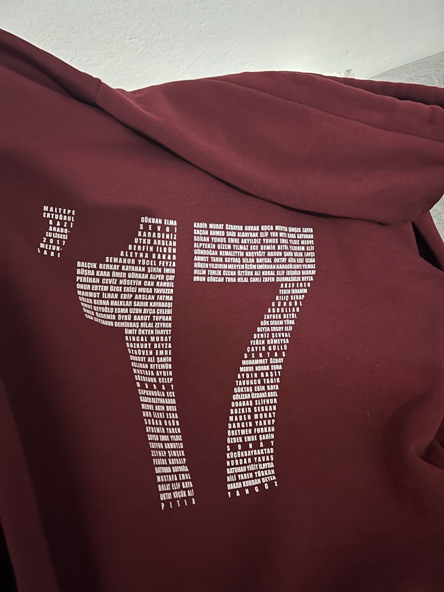 Annemin dolabından aldığım ve bütün gün giydiğim sweatshirt.  şimdi fark ettim bütün 2017 mezunlarını bütün gün üstümde gezdirmişim