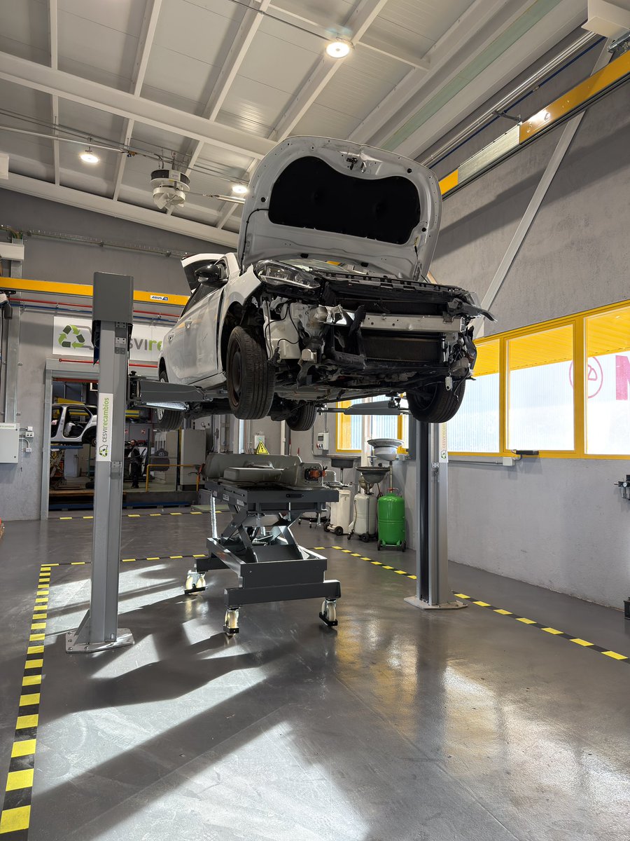 CESVIMAP's tweet image. Esta mañana hemos celebrado la inauguración del nuevo puesto de desmontaje de vehículos eléctricos en @CesviRecambios