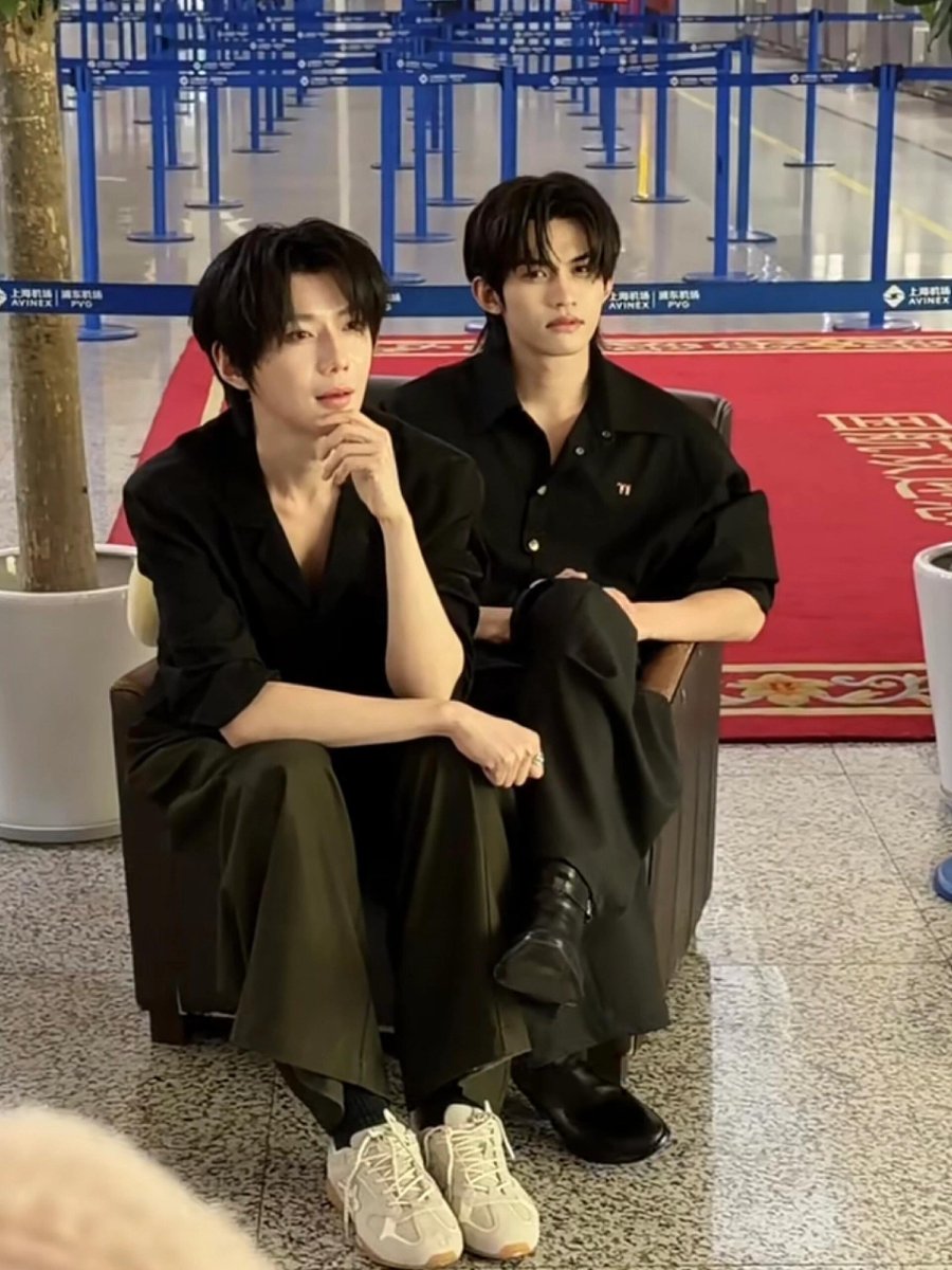 sammy_msy's tweet photo. Is it that comfortable to sit on the same chair ?? 😭

#ToMyShore #YunYi https://t.co/DFQLmJ30cH