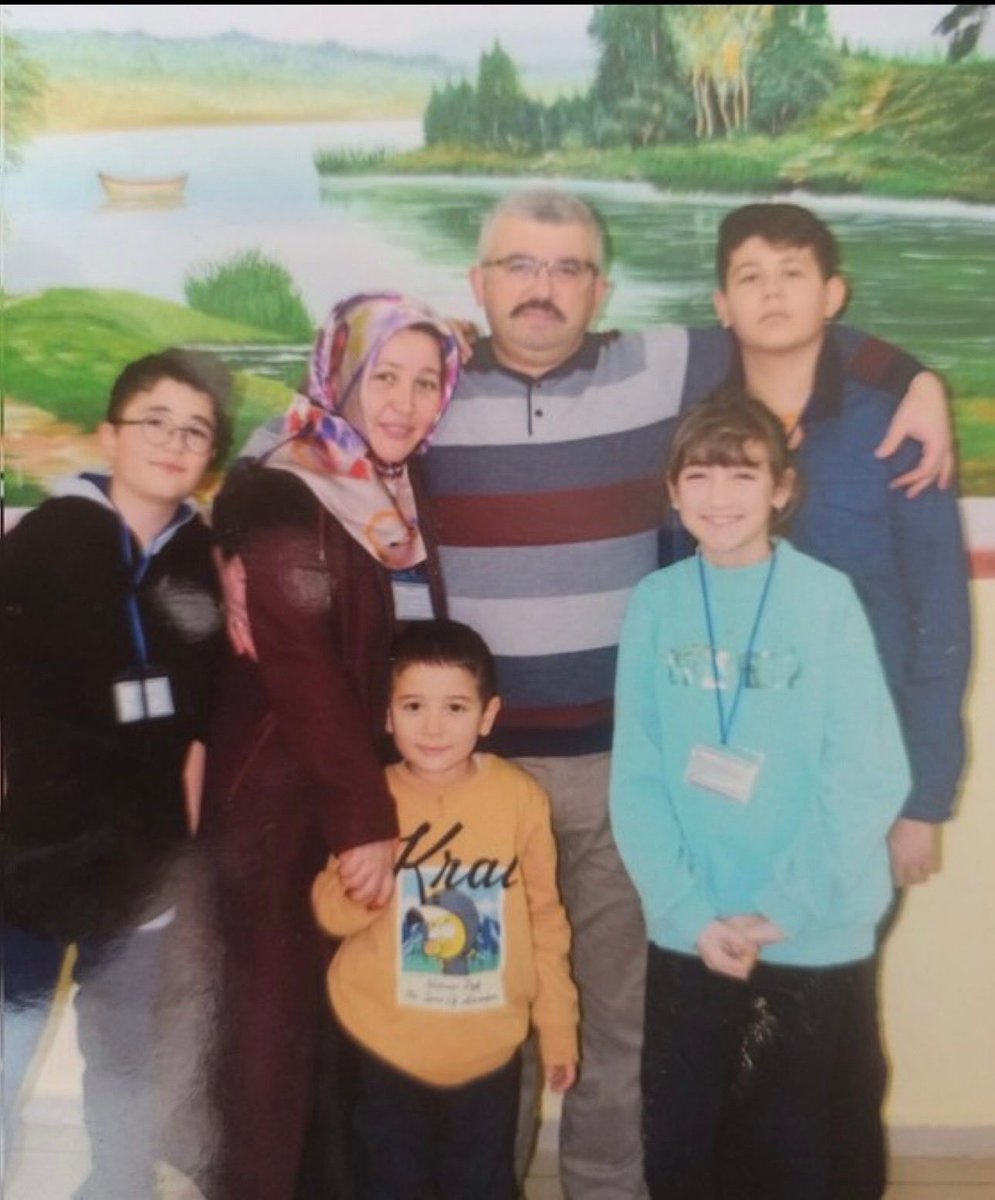 "Ben Rukiye Çoygar, 4 çocuğum var, eşim cezaevinde.  Bağırsağım çatladı, acil ameliyat olmam lazım. Yargıtay cezamı onadı. Çocuklarıma ne olacak, kim bakacak?"  demişti.
Rukiye hanım cezaevinde ama 15 ayrı suçtan 226yıl ceza alanlar dışardalar.Adalet mi?

#KHKlılarYalnızBırakıldı