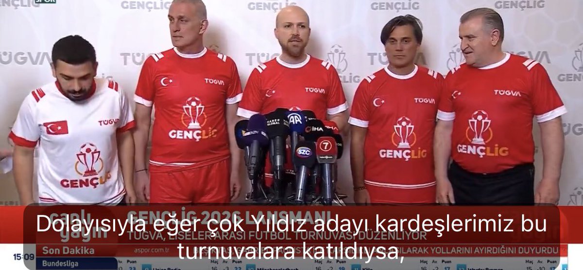 Bu fotoğrafa sıradan bir fotoğraf olarak bakmayın. Dün Fenerbahçe - Galatasaray Süper Kupa finali vardı. TFF Başkanı maçı izleyenler arasında yoktu. Ama bugün Tügva’nın düzenlediği halı sahada oynuyor. Kim var? Bilal Erdoğan. Ortada Bilal Erdoğan, sağında TFF Başkanı, solunda A