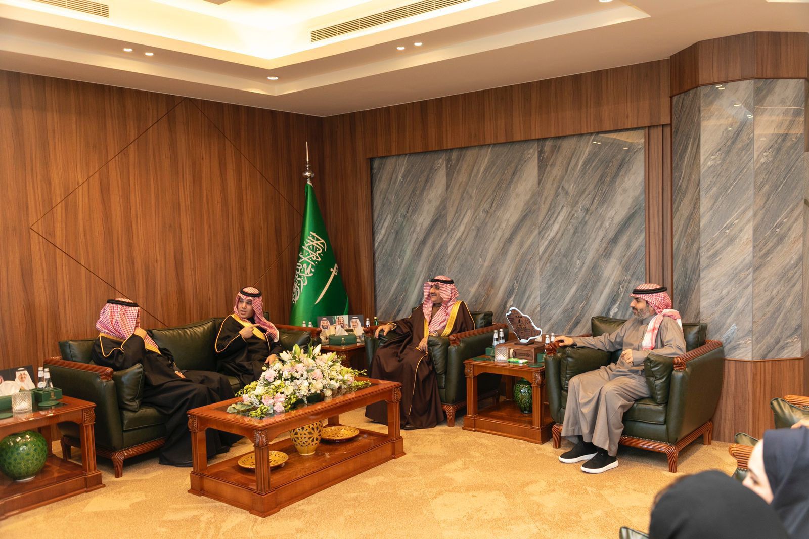 أمين الأحساء عصام الملا يبحث أوجه الشراكة والتعاون مع رئيس مجلس إدارة هيئة الصحفيين السعوديين عضوان الأحمري، وأعضاء المجلس 