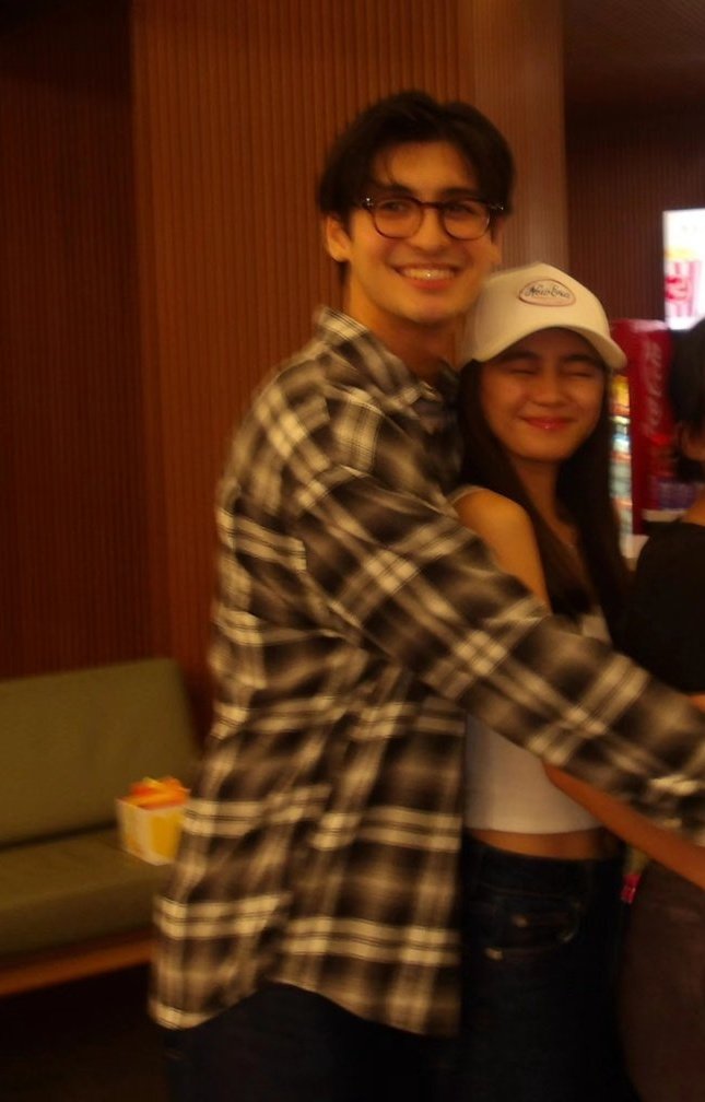 marueyaa's tweet photo. BAKIT NOW KO LANG 'TO NAKITA HSHHWHWHHSHWHWH SORRY ATE FOR CROPPING U, PARA SILANG HAPPY FAMILY JUICE KO https://t.co/7KoDukLZr3