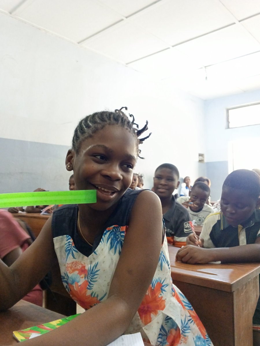 Le slam à l'école est un moment de joie , de partage et d'amour à la culture, à l'écriture et surtout à la beauté de la vie .
#SlamAlEcole
