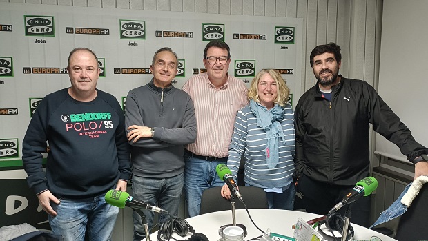 🚨🚨¡Ya estamos en #strr3eaming! Primera Tertulia en <a href="/Radioestadio/">Radioestadio</a> de Jaén con <a href="/CarmenCoboRuiz1/">Carmen</a> Ramón Calderón, <a href="/garru_82/">Nono</a> <a href="/JoseMagama1969/">Txema Magamix</a> Además <a href="/LaTrincheraLD/">LaTrincheraAzulilla</a> e <a href="/Ivan_ochando22/">Capo Pantuflas</a> . Síguenos aquí ⬇️⬇️
acortar.link/l7qXwx