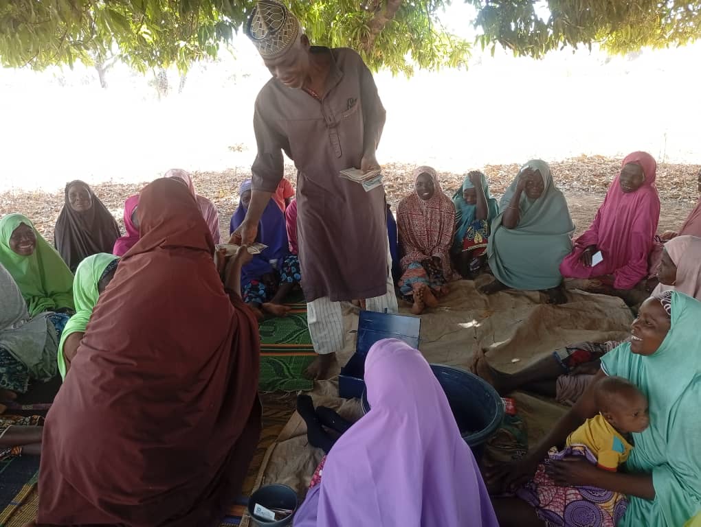 dexcentre's tweet photo. From saving together to smiling together, Jamu Community celebrated a joyful VSLA share-out with pride. With DEC, we kick off the new year positively proving that unity, discipline, and mutual support grow stronger livelihoods.

#VSLA #DEC #JamuCommunity https://t.co/kRML8iM1ks