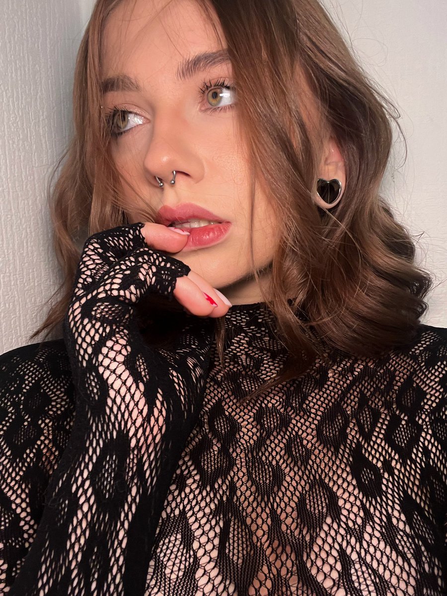 evahothead's tweet photo. How do you like my look? Is it sexy?)🙈🎀 https://t.co/DJVDisxT4s
