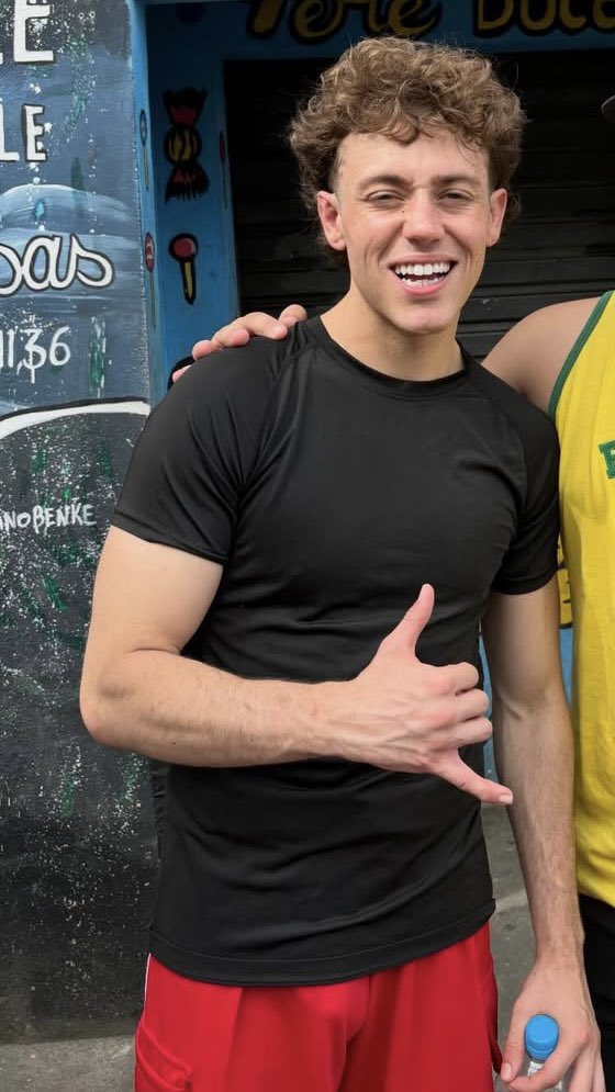 st4vrss's tweet image. hey so that’s my necklace