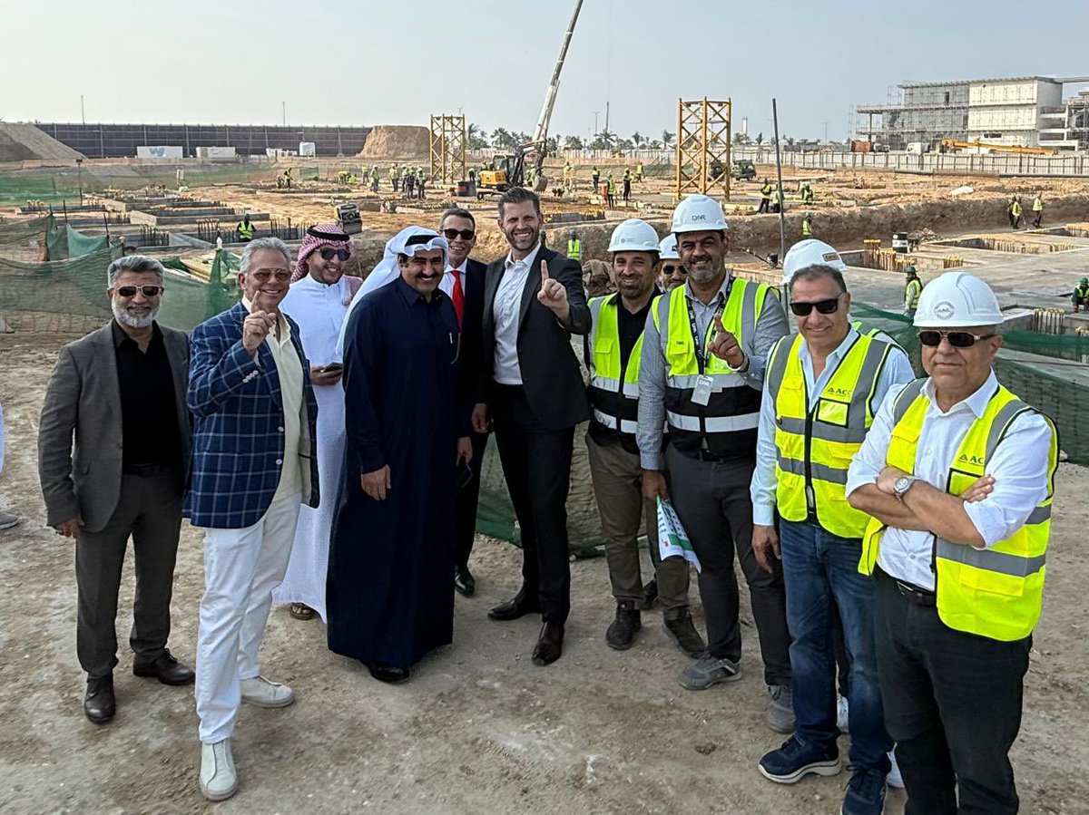 SaudiProject's tweet photo. إيريك ترمب، نجل الرئيس الأمريكي، في زيارة ميدانية لموقع مشروع #برج_ترمب، أحد المشاريع السكنية الفاخرة في جدة، التي تُطوَّر بالشراكة بين دار غلوبال العقارية ومنظمة ترامب، بارتفاع 47 طابقًا وإطلالات مباشرة على البحر الأحمر https://t.co/IR2SHMFYqj