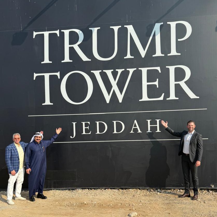 SaudiProject's tweet photo. إيريك ترمب، نجل الرئيس الأمريكي، في زيارة ميدانية لموقع مشروع #برج_ترمب، أحد المشاريع السكنية الفاخرة في جدة، التي تُطوَّر بالشراكة بين دار غلوبال العقارية ومنظمة ترامب، بارتفاع 47 طابقًا وإطلالات مباشرة على البحر الأحمر https://t.co/IR2SHMFYqj