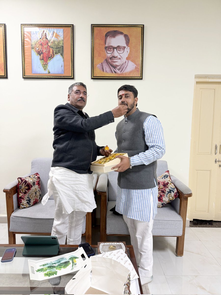 shyamtailorsjr's tweet photo. जन्मदिवस की पूर्व संध्या पर प्रदेश संगठन महामंत्री आदरणीय भाईसाहब श्री @HitanandSharma जी का मार्गदर्शन एवं आशीर्वाद प्राप्त हुआ।

भाई साहब का मार्गदर्शन और आशीर्वाद, मुझे संगठन के पथ पर और अधिक निष्ठा, अनुशासन एवं समर्पण के साथ आगे बढ़ने की प्रेरणा देता है। https://t.co/XkPp7d2S72