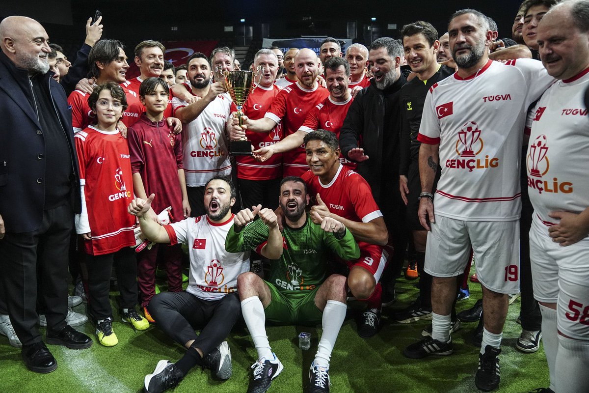 Ünlü futbolcular, spor dünyasından isimler, gençliğin rüzgârı…

GençLig 2026’da buluşuyor! 🏆

📲 genclig.tugva.org