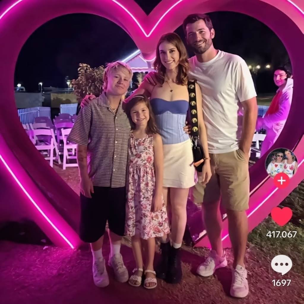 FOFOQUEl's tweet image. Casal lésbico usa ChatGPT para gerar família e resultado divide a internet