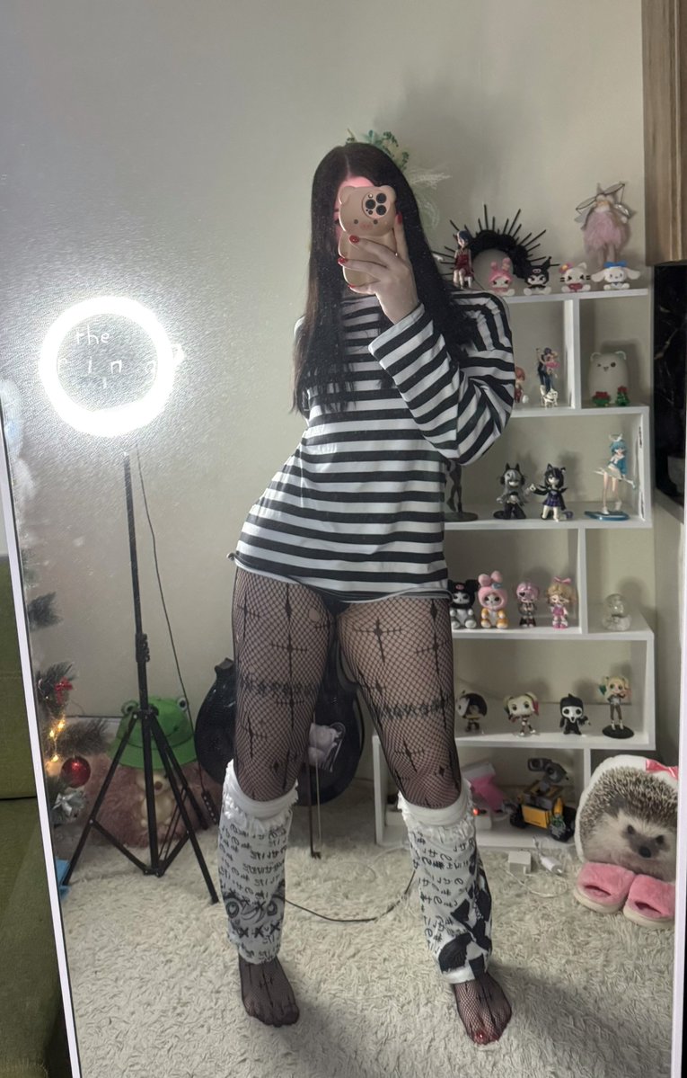 elsasa4ka's tweet image. Date idea: i turn you into one of my figurines so you can live on my shelf forever 🖤🪆