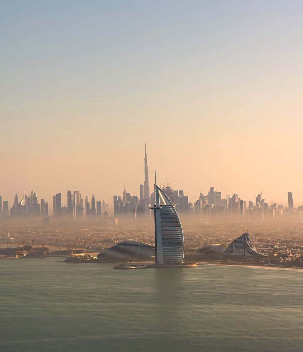 Die Dubai Skyline. 🧡 

Wo bekommst Du diesen wunderschönen Ausblick? Vom The View Palm. 🌴 🏙️ 

Teile Deine schönsten Dubai Bilder und markiere uns. 🤳 

📸 IG/jaxkyriccius

#VisitDubai