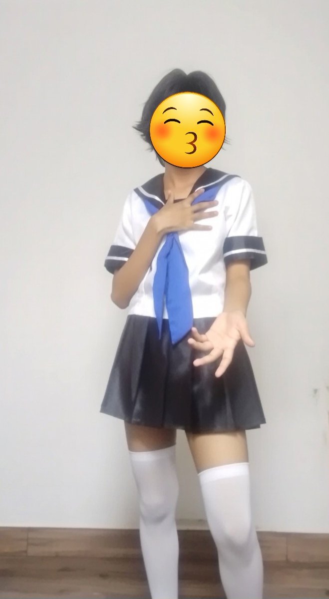 PanDeDulce18's tweet photo. Fotito con cosplay falso https://t.co/b5mZT3F6LQ