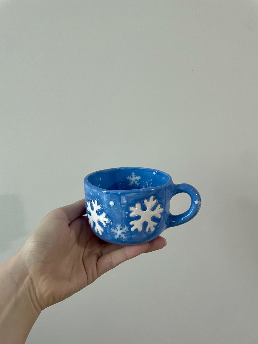 nouisceramic's tweet photo. Bir kar tanesi oll, kon dilimin ucunaaa.. ❄️☃️ https://t.co/fLUOkz62c7