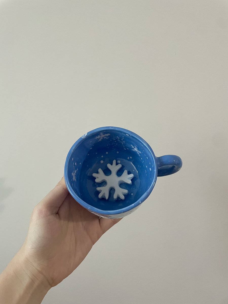 nouisceramic's tweet photo. Bir kar tanesi oll, kon dilimin ucunaaa.. ❄️☃️ https://t.co/fLUOkz62c7