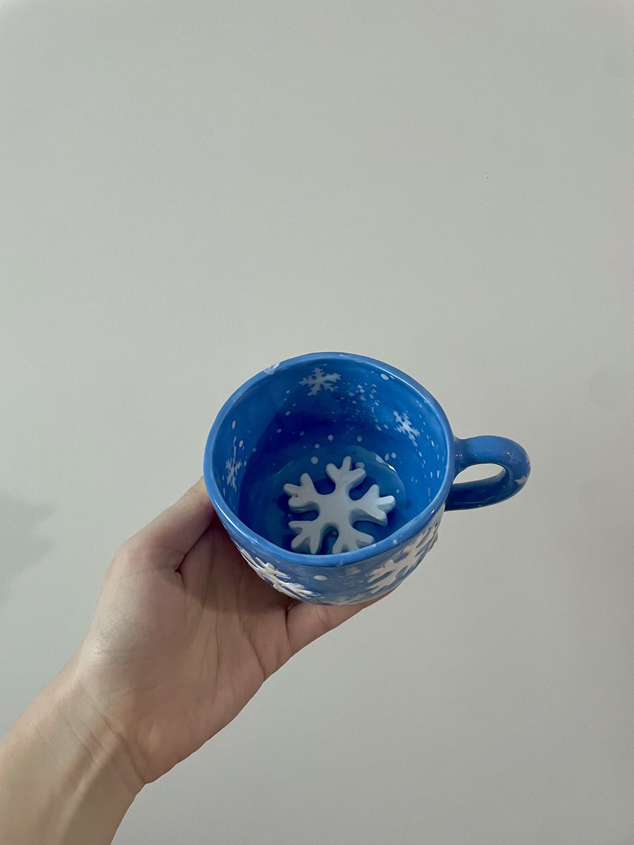 nouisceramic's tweet photo. Bir kar tanesi oll, kon dilimin ucunaaa.. ❄️☃️ https://t.co/fLUOkz62c7