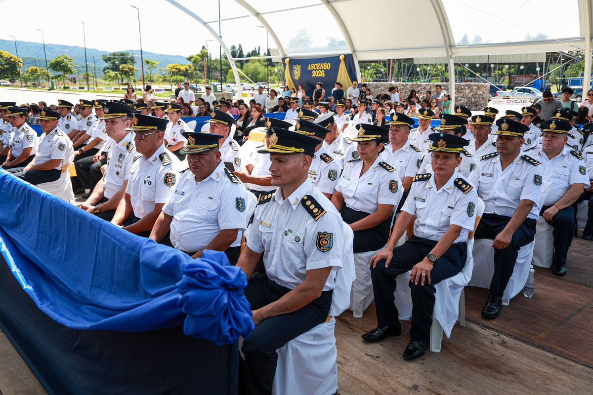 Felicitaciones a los efectivos de la Policía de la Provincia, que hoy recibieron sus ascensos. Esta distinción llega en tiempo y forma, como debe ser, permitiendo que cada uno pueda ejercer plenamente el cargo que alcanzó después de años de trabajo, estudio y esfuerzo.