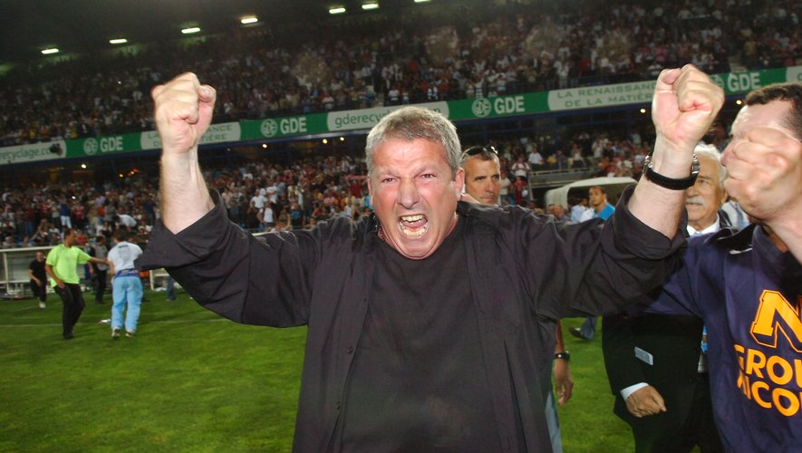 L2Actu_'s tweet photo. Rolland Courbis, véritable LÉGENDE de Montpellier 👑🧡💙

Il est l'entraîneur de la remontée iconique du club en Ligue 1 lors de la saison 2008/09. 🔝

Louis Nicollin disait à son égard : "Je préfère Courbis à Ancelotti. Oui il a gagné des titres, mais il avait de la came. Les grands coachs gagnent avec des demi-bons. Avec Courbis on est monté en Ligue 1 avec des demi-mongoliens". 🙏