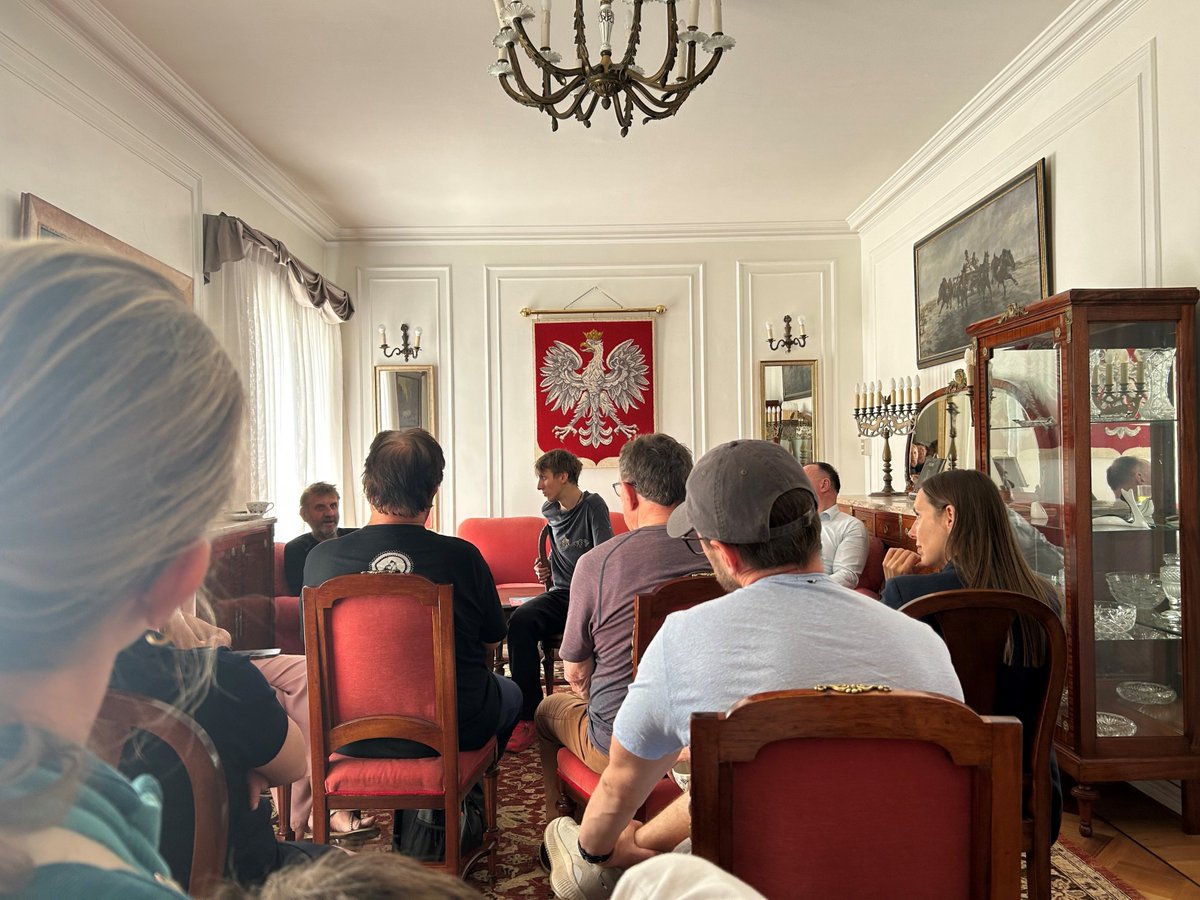 ❄️La Comunidad 🇵🇱en 🇨🇱 vivió un momento especial junto a <a href="/MarekKaminski/">Marek Kamiński</a>, legendario explorador polar, y su hijo Kay Kamiński.

El relato de su expedición conjunta al Polo Sur, culminada el 31.12.2025, fue uno de los puntos más inspiradores del encuentro.
@pole2poleexpedition