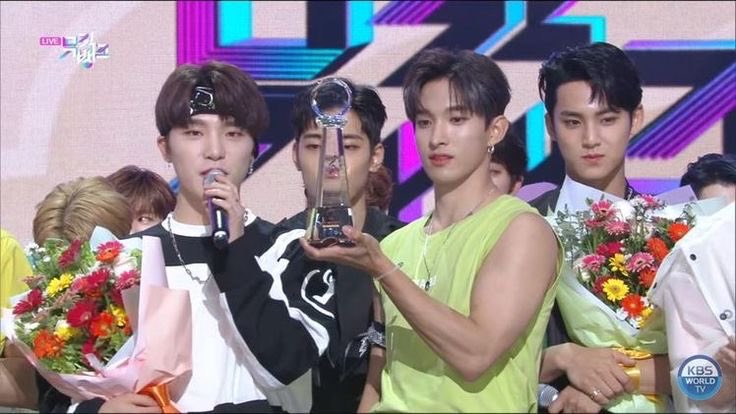 jwwmch's tweet image. DK really saw his chance with Wonwoo here😭