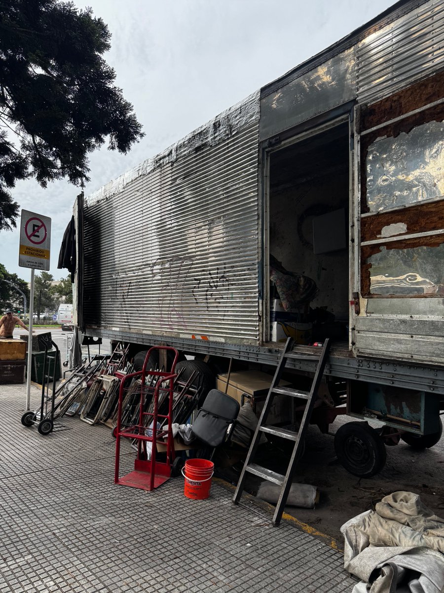 Teodelina's tweet photo. Abandonado - Palais de Glace 😢 Container de la feria plaza francia estacionado, en estado calamitoso -como la misma feria- donde duermen, acumulan, viven. Nuevos dirigentes para Caba! https://t.co/IcLCpRBY5l