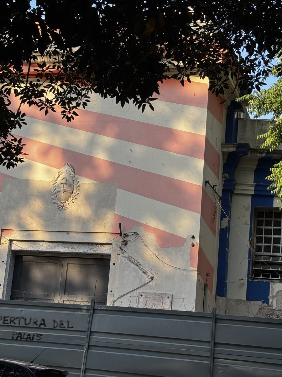 Teodelina's tweet photo. Abandonado - Palais de Glace 😢 Container de la feria plaza francia estacionado, en estado calamitoso -como la misma feria- donde duermen, acumulan, viven. Nuevos dirigentes para Caba! https://t.co/IcLCpRBY5l