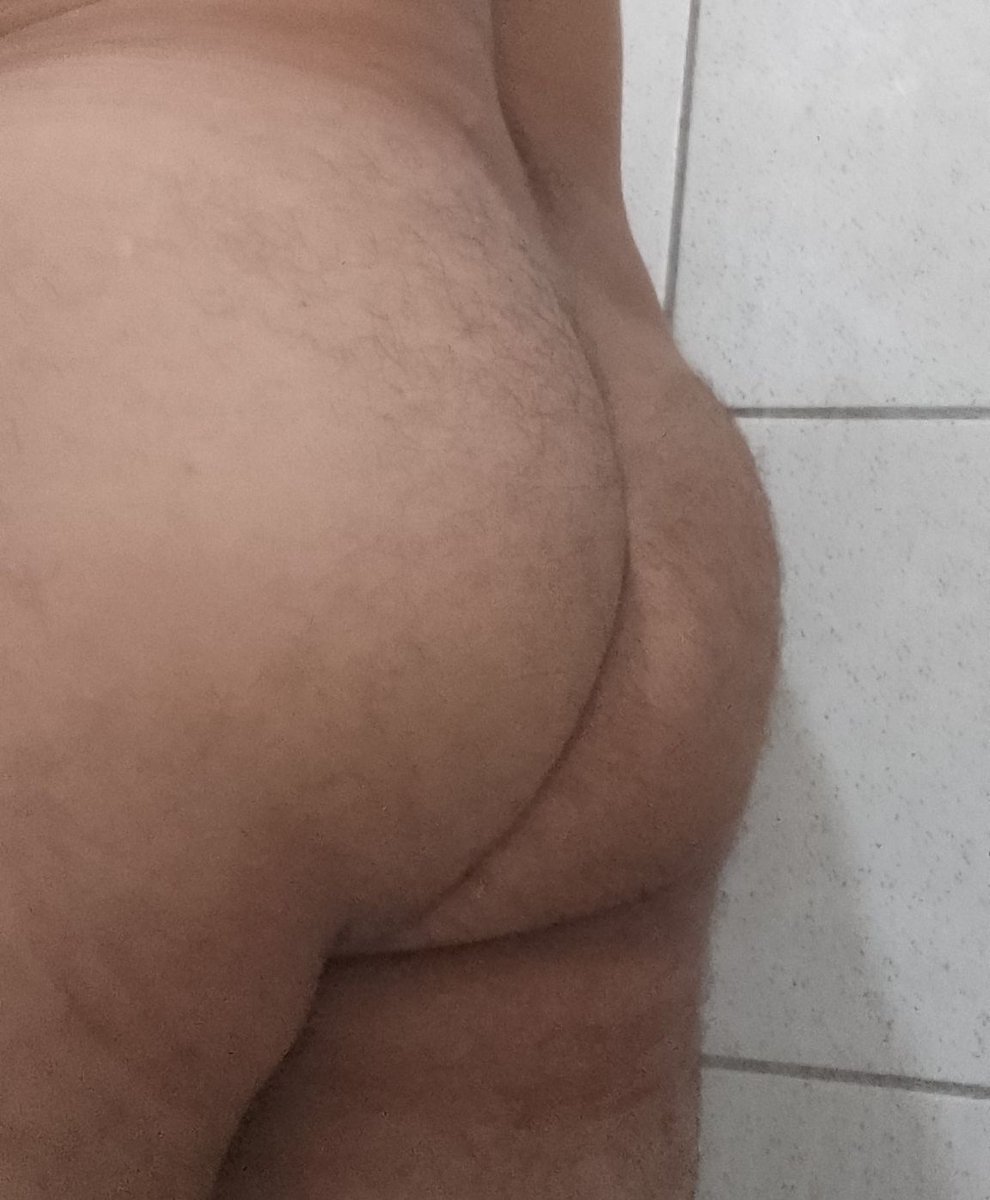 UberFortaleza69's tweet photo. Fui fazer um serviço em um prédio e o zelador não parava de me olhar e passar a mão no pau. Puxei assunto e ele me levou num AP que está desocupado. Pediu uma mamada e conseguiu. Pediu pra ver minha bunda e agora quer me comer... https://t.co/ynmyL5pbMt