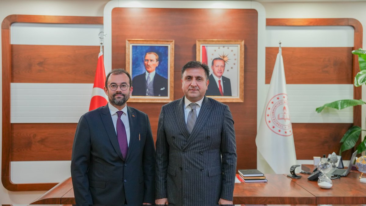 istanbulilmem's tweet photo. 🔷️ İstanbul Erkek Lisesi Müdürü Hikmet Konar, yeni görevine başlaması dolayısıyla Millî Eğitim Müdürümüz Murat Mücahit Yentür’ü ziyaret etti.

Okul Müdürümüze yeni görevinde başarılar diliyoruz. 

@tcmeb @Yusuf__Tekin @MucahitYentur https://t.co/9yDTRX2ke5