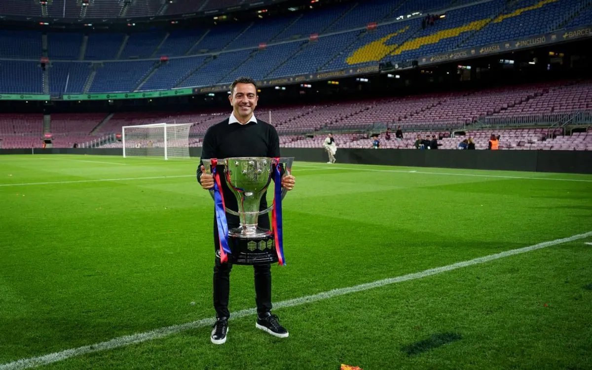 Se burlaron de Xavi como entrenador del FC Barcelona y decían que Xabi Alonso era el bueno. Al final, el tiempo pone todo en su lugar. Aquel al que tanto vilipendiaron les ganó una Supercopa y también consiguió la primera Liga post-Messi. Ahora el famoso 'Xabi quédate' queda para