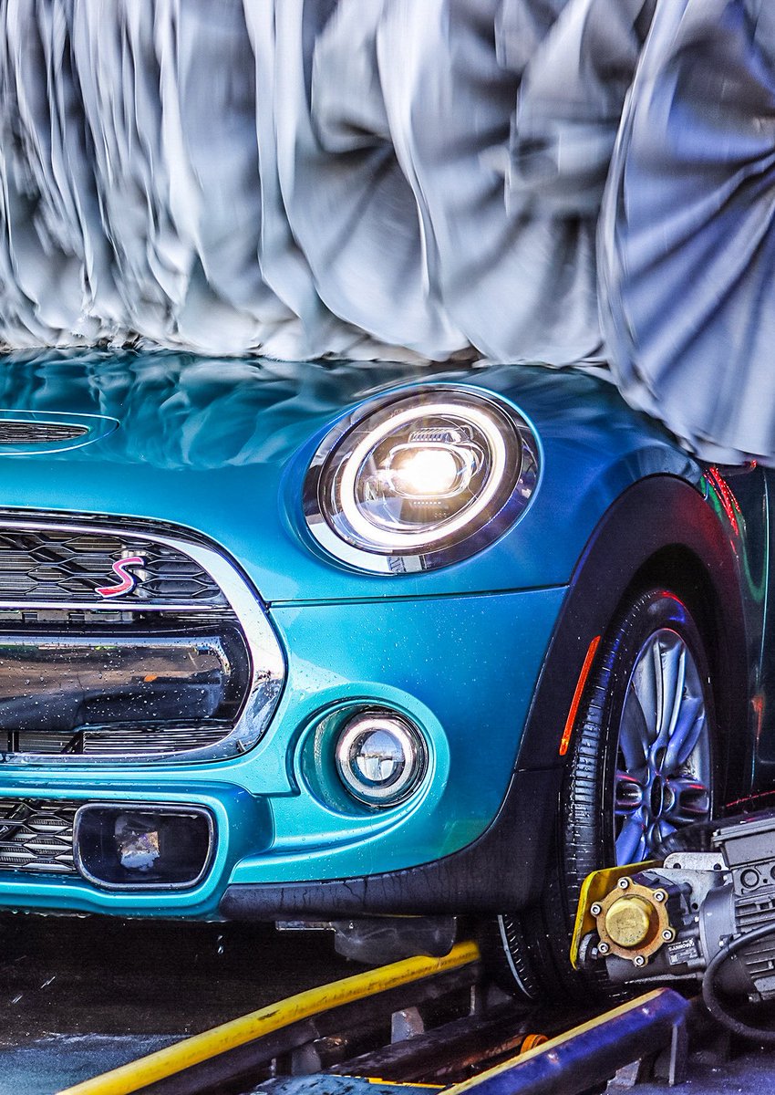 Mirror Shine in no time ⚡️ We’re sending ya out into the week lookin &amp; feelin your best. Come see us for a wash! 💧✨ #glowup #mondaymotivation #mirrorshine #glowcarwash