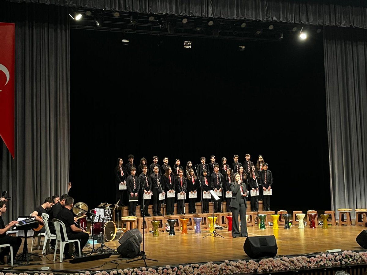 ispartamem's tweet photo. 🎶 “Bir Ezgi İki Yürek” Konseri Isparta’da Gerçekleşti

📌 Isparta Süleyman Demirel Fen Lisesi Gençlik Korosu ile Balıkesir Kepsut 125. Yıl Yatılı Bölge Ortaokulu “Hayatın Ritmini Yakala” ritim grubu tarafından ortaklaşa düzenlenen “Bir Ezgi İki Yürek” Türk Halk Müziği Konseri, Isparta Belediyesi Kültür Merkezi Gül Salonu’nda müzikseverlerle buluştu.

🎤 Konsere; İl Millî Eğitim Müdürümüz Recai OCAK, okul yöneticileri, öğretmenler, öğrenciler ve veliler katıldı.

🎵 Ortak kültürel değerlerimiz etrafında buluşan öğrenciler, müzikle kurdukları köprü aracılığıyla hem yeteneklerini sergiledi hem de iki farklı ilin eğitim kurumları arasında birlikteliğe imza attı.

📚 Eğitim ortamlarında sanata verilen bu tür değerli katkıların, öğrencilerimizin özgüvenine, estetik duyarlılıklarına ve çok yönlü gelişimlerine önemli katkılar sunduğuna inanıyoruz.

📌 Programın hazırlanmasında emeği geçen herkese teşekkür ederiz.
@tcmeb 
@Yusuf__Tekin 
@ISPARTAVALILIK 
@Abdullah_Erin47 
@recai_ocak