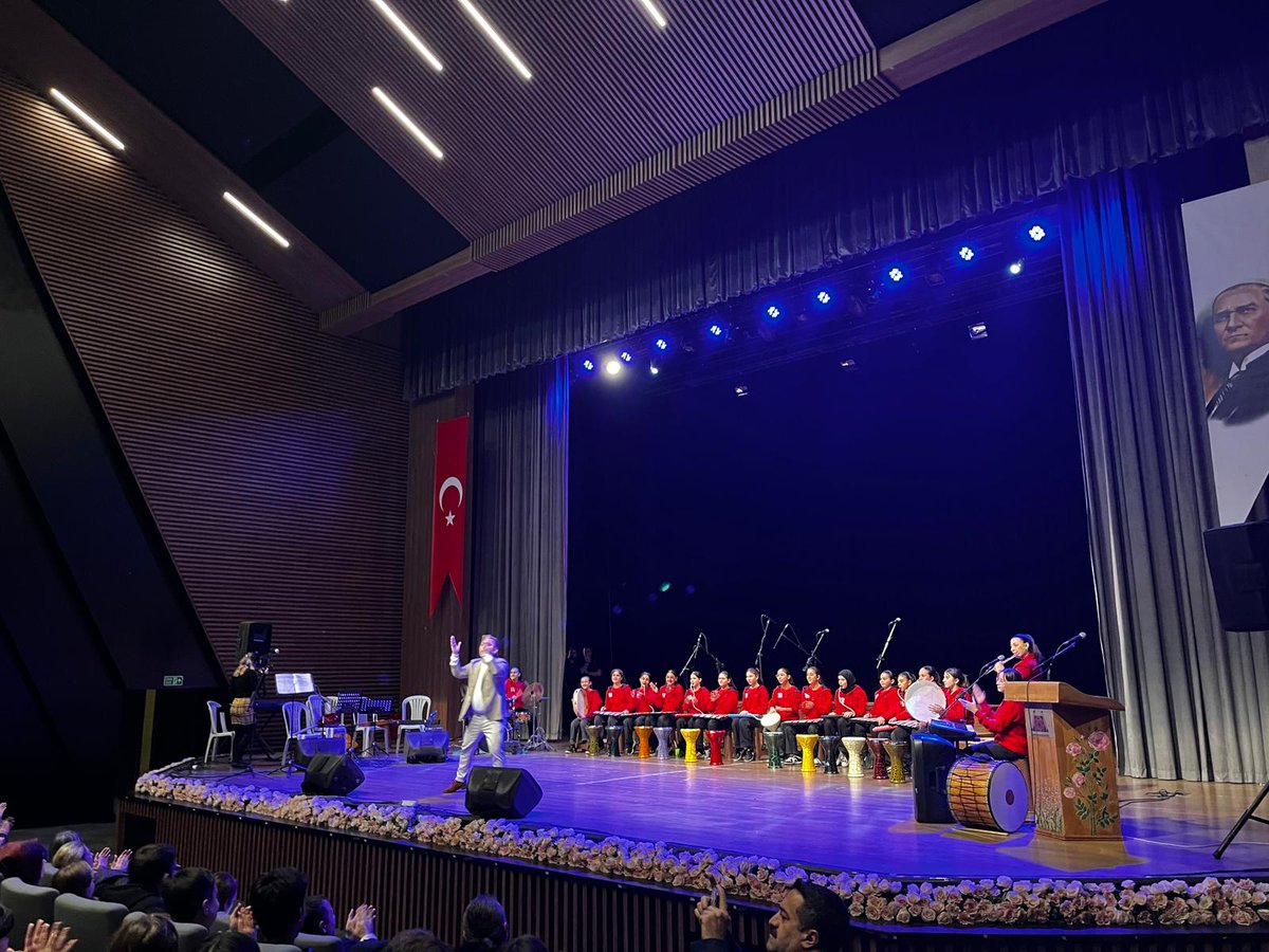 ispartamem's tweet photo. 🎶 “Bir Ezgi İki Yürek” Konseri Isparta’da Gerçekleşti

📌 Isparta Süleyman Demirel Fen Lisesi Gençlik Korosu ile Balıkesir Kepsut 125. Yıl Yatılı Bölge Ortaokulu “Hayatın Ritmini Yakala” ritim grubu tarafından ortaklaşa düzenlenen “Bir Ezgi İki Yürek” Türk Halk Müziği Konseri, Isparta Belediyesi Kültür Merkezi Gül Salonu’nda müzikseverlerle buluştu.

🎤 Konsere; İl Millî Eğitim Müdürümüz Recai OCAK, okul yöneticileri, öğretmenler, öğrenciler ve veliler katıldı.

🎵 Ortak kültürel değerlerimiz etrafında buluşan öğrenciler, müzikle kurdukları köprü aracılığıyla hem yeteneklerini sergiledi hem de iki farklı ilin eğitim kurumları arasında birlikteliğe imza attı.

📚 Eğitim ortamlarında sanata verilen bu tür değerli katkıların, öğrencilerimizin özgüvenine, estetik duyarlılıklarına ve çok yönlü gelişimlerine önemli katkılar sunduğuna inanıyoruz.

📌 Programın hazırlanmasında emeği geçen herkese teşekkür ederiz.
@tcmeb 
@Yusuf__Tekin 
@ISPARTAVALILIK 
@Abdullah_Erin47 
@recai_ocak