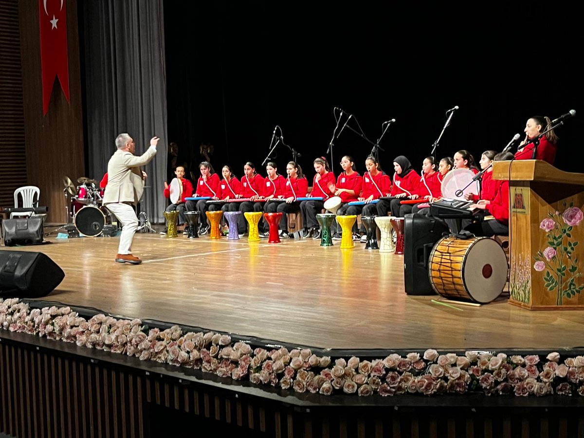 ispartamem's tweet photo. 🎶 “Bir Ezgi İki Yürek” Konseri Isparta’da Gerçekleşti

📌 Isparta Süleyman Demirel Fen Lisesi Gençlik Korosu ile Balıkesir Kepsut 125. Yıl Yatılı Bölge Ortaokulu “Hayatın Ritmini Yakala” ritim grubu tarafından ortaklaşa düzenlenen “Bir Ezgi İki Yürek” Türk Halk Müziği Konseri, Isparta Belediyesi Kültür Merkezi Gül Salonu’nda müzikseverlerle buluştu.

🎤 Konsere; İl Millî Eğitim Müdürümüz Recai OCAK, okul yöneticileri, öğretmenler, öğrenciler ve veliler katıldı.

🎵 Ortak kültürel değerlerimiz etrafında buluşan öğrenciler, müzikle kurdukları köprü aracılığıyla hem yeteneklerini sergiledi hem de iki farklı ilin eğitim kurumları arasında birlikteliğe imza attı.

📚 Eğitim ortamlarında sanata verilen bu tür değerli katkıların, öğrencilerimizin özgüvenine, estetik duyarlılıklarına ve çok yönlü gelişimlerine önemli katkılar sunduğuna inanıyoruz.

📌 Programın hazırlanmasında emeği geçen herkese teşekkür ederiz.
@tcmeb 
@Yusuf__Tekin 
@ISPARTAVALILIK 
@Abdullah_Erin47 
@recai_ocak