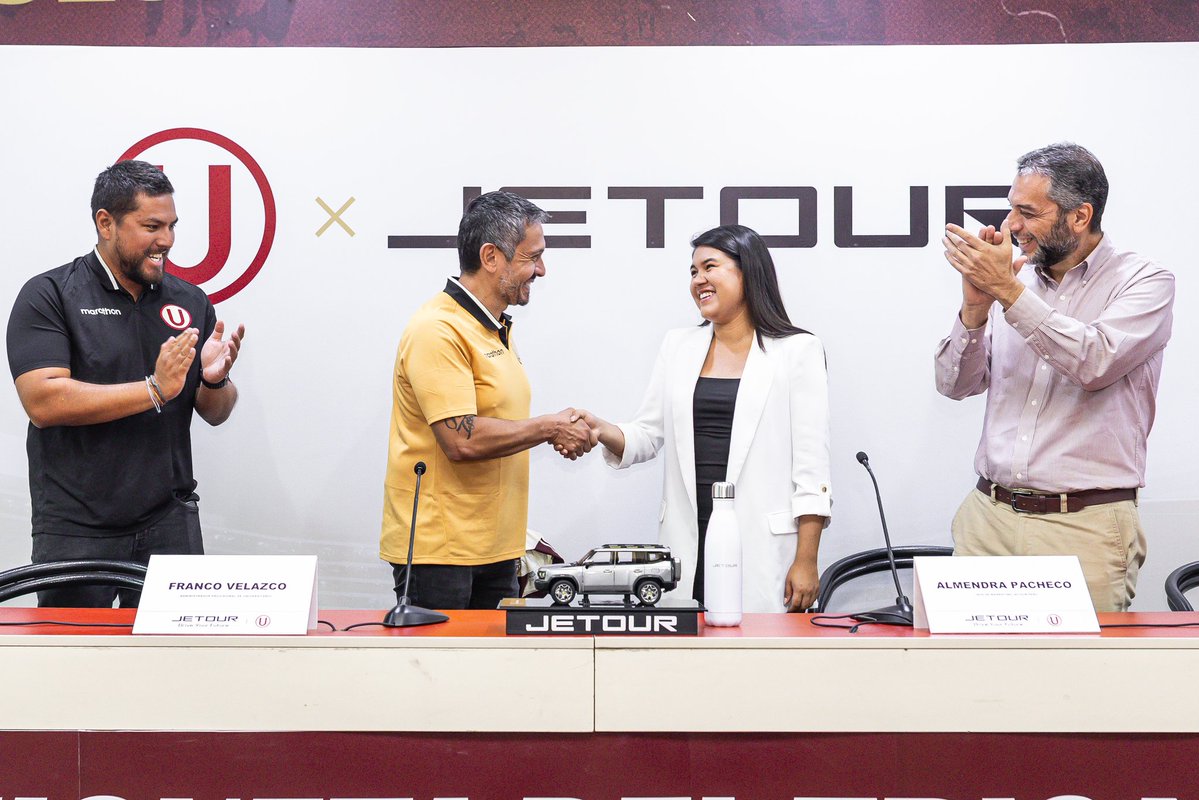 Universitario's tweet image. 𝗟𝗼𝘀 𝘁𝗿𝗶𝗰𝗮𝗺𝗽𝗲𝗼𝗻𝗲𝘀 𝘀𝗲𝗴𝘂𝗶𝗿𝗮́𝗻 𝘁𝗿𝗮𝗯𝗮𝗷𝗮𝗻𝗱𝗼 𝗷Ⓤ𝗻𝘁𝗼𝘀 💪🚘

Por cuarto año consecutivo, renovamos nuestro vínculo con @JetourPeru, marca automotriz que seguirá acompañando al primer equipo como sponsor principal.
 
🔗 Lee la nota completa aquí:…