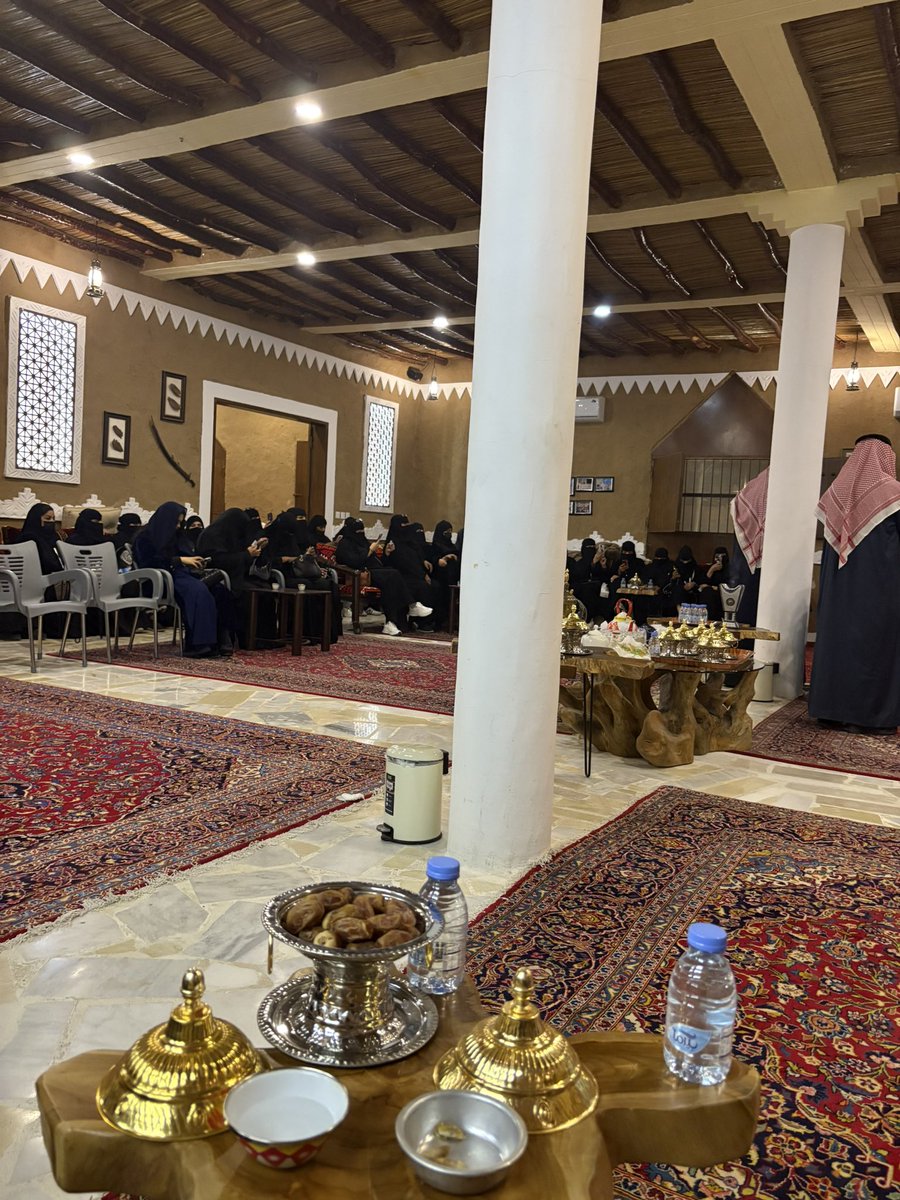 AlmuzainiHamoud's tweet photo. #ندوة_مجلس_السريع :
نظمت جمعية التنمية الأهلية #بروضة_سدير مساء الجمعة ٢٠٢٦/١/٩م #ندوة_أدبية في مجلس السريع الثقافي شارك فيها وأدارها  الأديب والراوي إبراهيم الغنام وتألق فيها كل من الدكتور عبد العزيز الدواس والدكتور أحمد الحارثي لقد كانت أمسية جميلة امتزجت فيها الرواية بالشعر وعلم النفس بالإجتماع والحكمة بالتجارب مع العديد من المداخلات المثرية والتي كان من أبرزها مداخلة المستشار الأديب د أحمد آل مطيع . تلا ذلك توزيع جوائز تذاكر للعمرة للفائزين وعدد من الإصدارات..
شكرا للعاملين #بجمعية_الروضة وعلى رأسهم رئيس الجمعية الأستاذ طارق العمر  وشكرا #لأسرة_السريع وعلى رأسهم الدكتور حمدان  السريع والأستاذ عبد العزيز السريع..