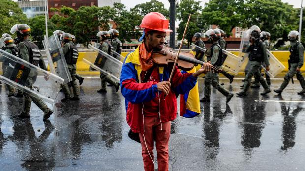 edgaralbarran's tweet image. cita este tuit con momentos random de venezuela en la lucha democratica empiezo yo

WUILLY EL VIOLINISTA