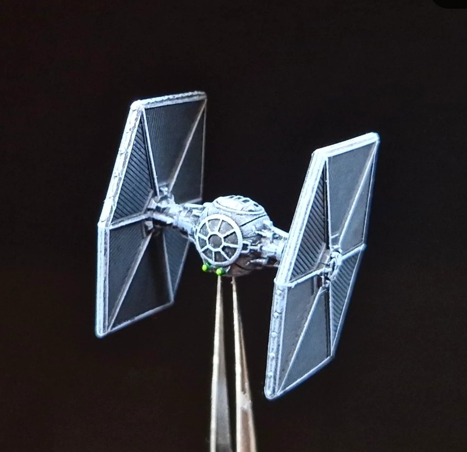 BoardPainted's tweet image. Y hoy han sido 4 de estos. Serán sencillos pero son minusculos.

#starwars 
#xwing
#TIE