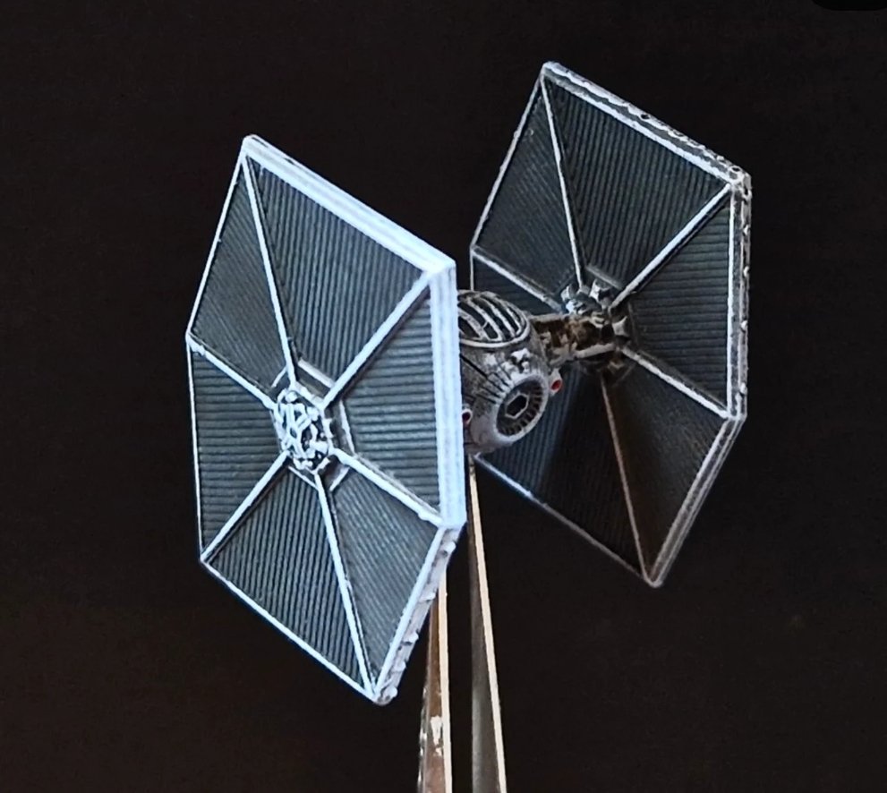 BoardPainted's tweet image. Y hoy han sido 4 de estos. Serán sencillos pero son minusculos.

#starwars 
#xwing
#TIE
