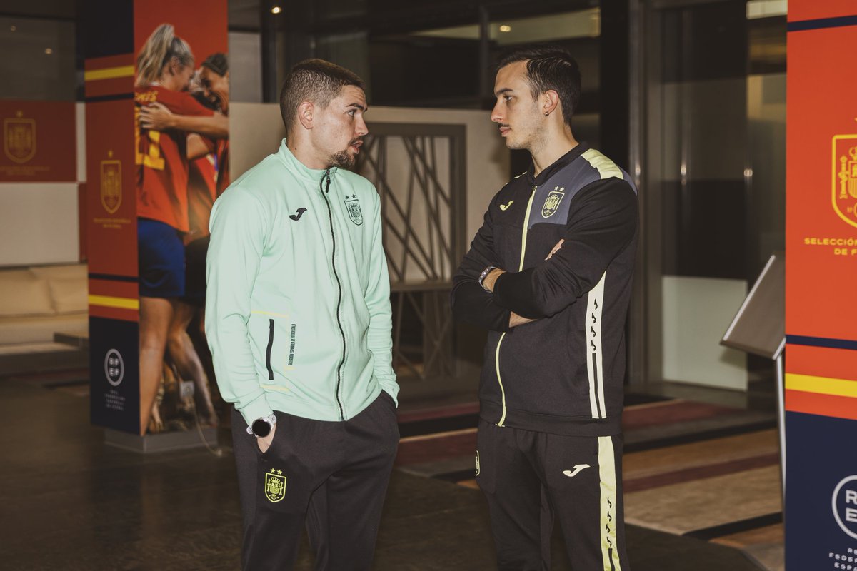 Comienza la preparación para el EUROPE DE ESLOVENIA 2026 🇪🇺

Semana de entrenamiento en las Rozas para llegar lo mejor posible al dia 23 donde debutaremos ante el anfitrión 🇸🇮

Vamos @Sefutbol 🇪🇸

@Jimbeecartagena ♥️
@Proneosports 💚
@Munichsports ✖️

#M13 #Eslovenia2026