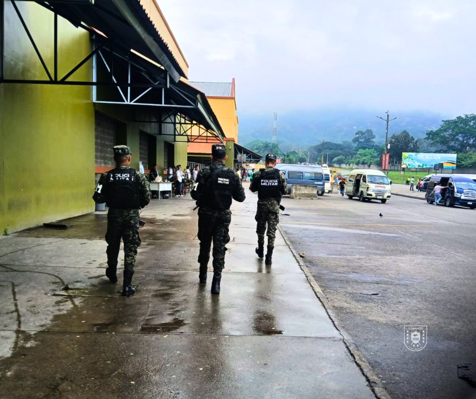 PMOPHN's tweet photo. #SoluciónContraElCrimen |🚨 Las @FFAAHN a través de la @PMOPHN (#6BPMOP), ejecutan operaciones de seguridad ciudadana en el sector de responsabilidad de la Gran Central Metropolitana de Buses, en San Pedro Sula, Cortés, con el objetivo de prevenir hechos delictivos, mantener el orden público y garantizar la seguridad de los usuarios y la población en general.