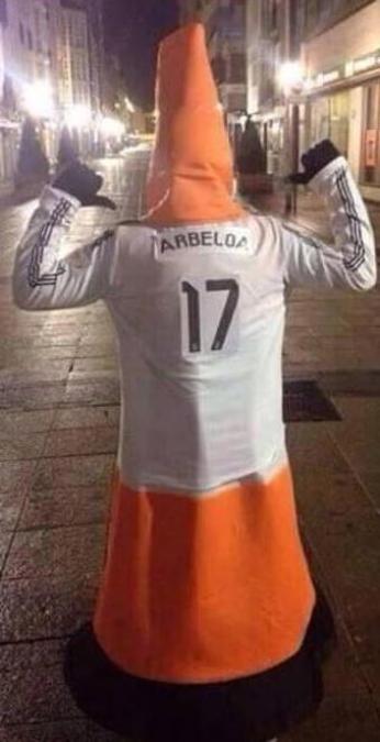 Torren__'s tweet photo. Algunos sois muy jóvenes pero en su momento cuando Arbeloa era jugador en activo hubo gente que se disfrazaba de él en los carnavales. https://t.co/0ZDf2PfGt8