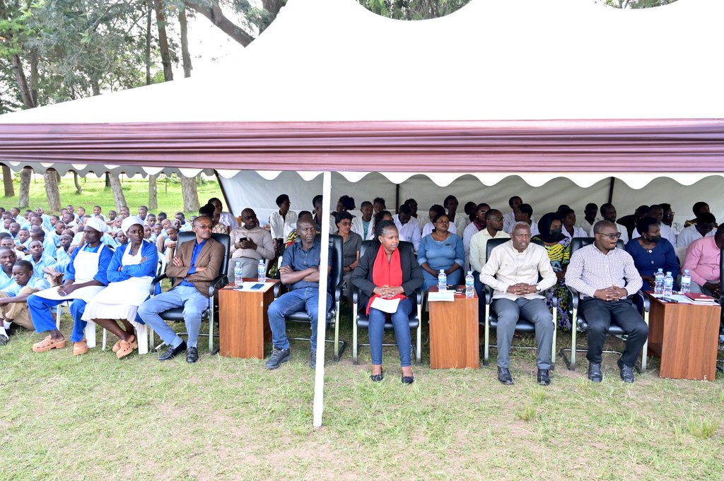 Uyu munsi hatangijwe ubukangurambaga #FresheriKuIshuri mu bigo by’amashuri byo mu Karere, ku rwego rw'Akarere byatangirijwe G.S Munini/ Umurenge wa Ruhango. Abanyeshuribasabwe  kongera isuku ku ishuri, aho batuye, no Kuba imboni z'impinduka mu mibereho yabo yabo.