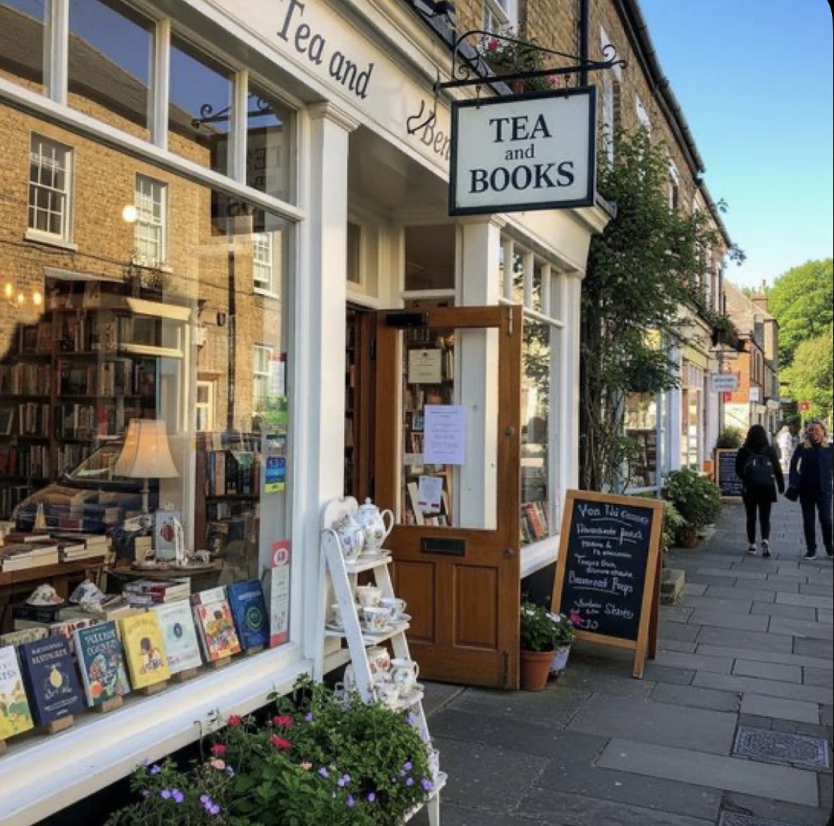 EvaLovesDesign's tweet image. … let’s go here ☕️📚