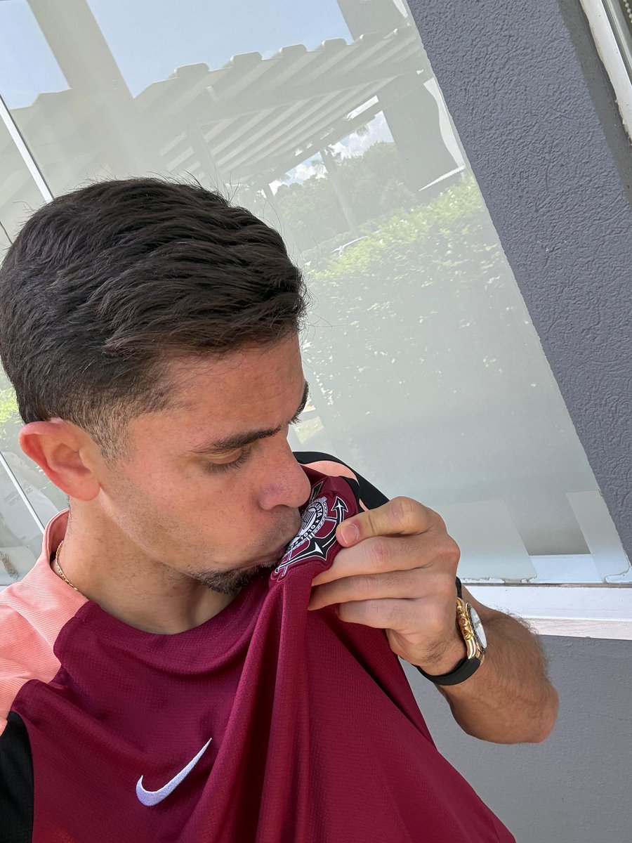 A primeira selfie e o beijo no maior escudo do mundo! 🤳🏼🖤

#BemVindoGabrielPaulista
#VaiCorinthians